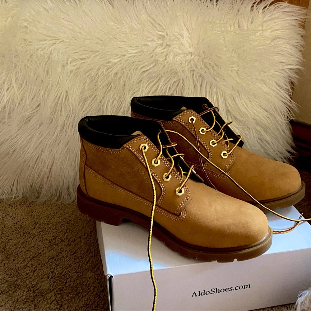 COMPLETELY NEW Timberland ankle boots.